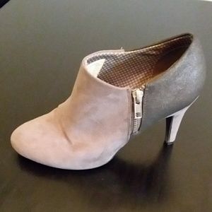 Dexflex Grey and Silver Ankle Boots Sz 7.5